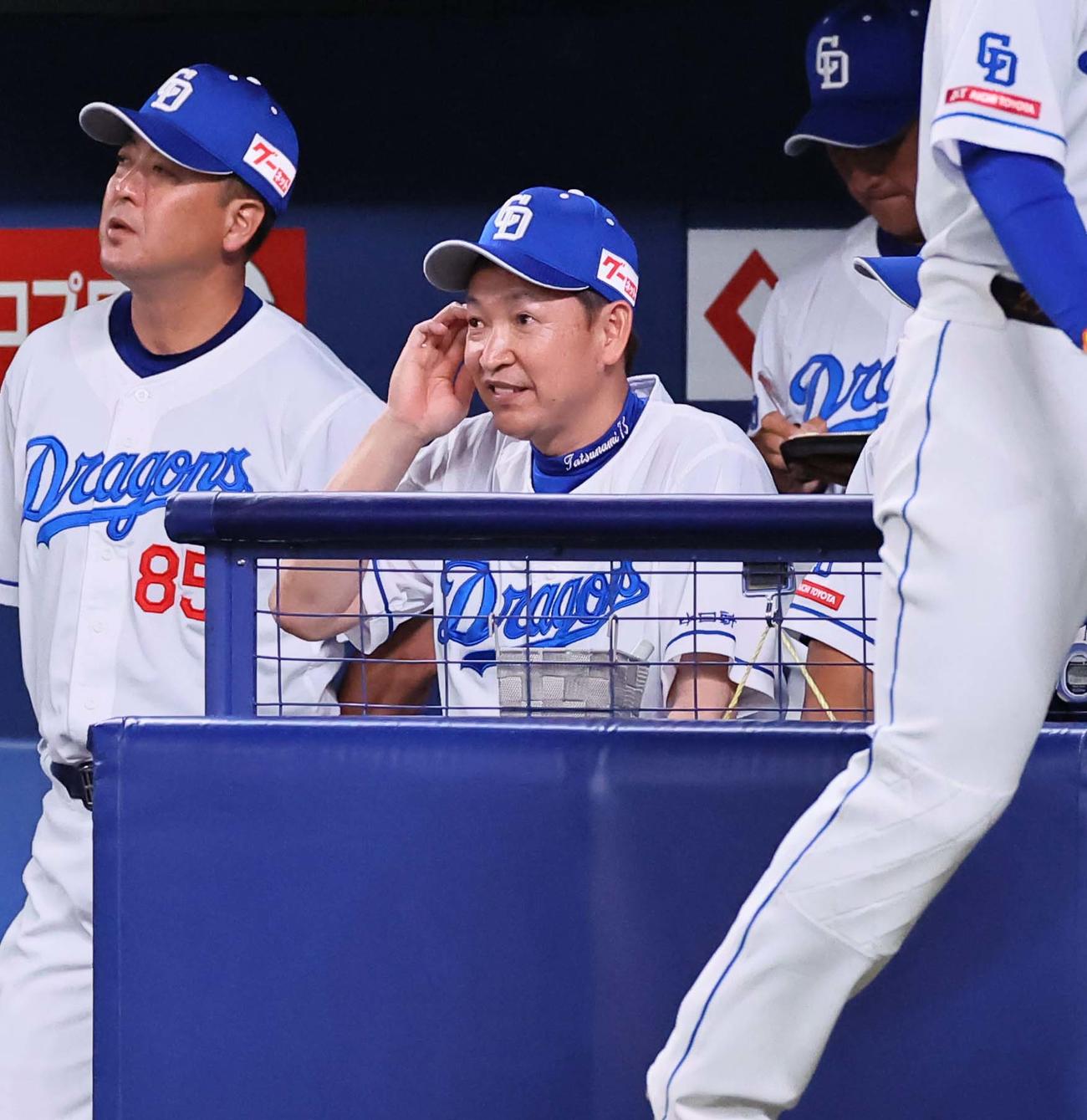 中日対阪神　得点が奪えずベンチで頭をかく立浪監督（撮影・上田博志）