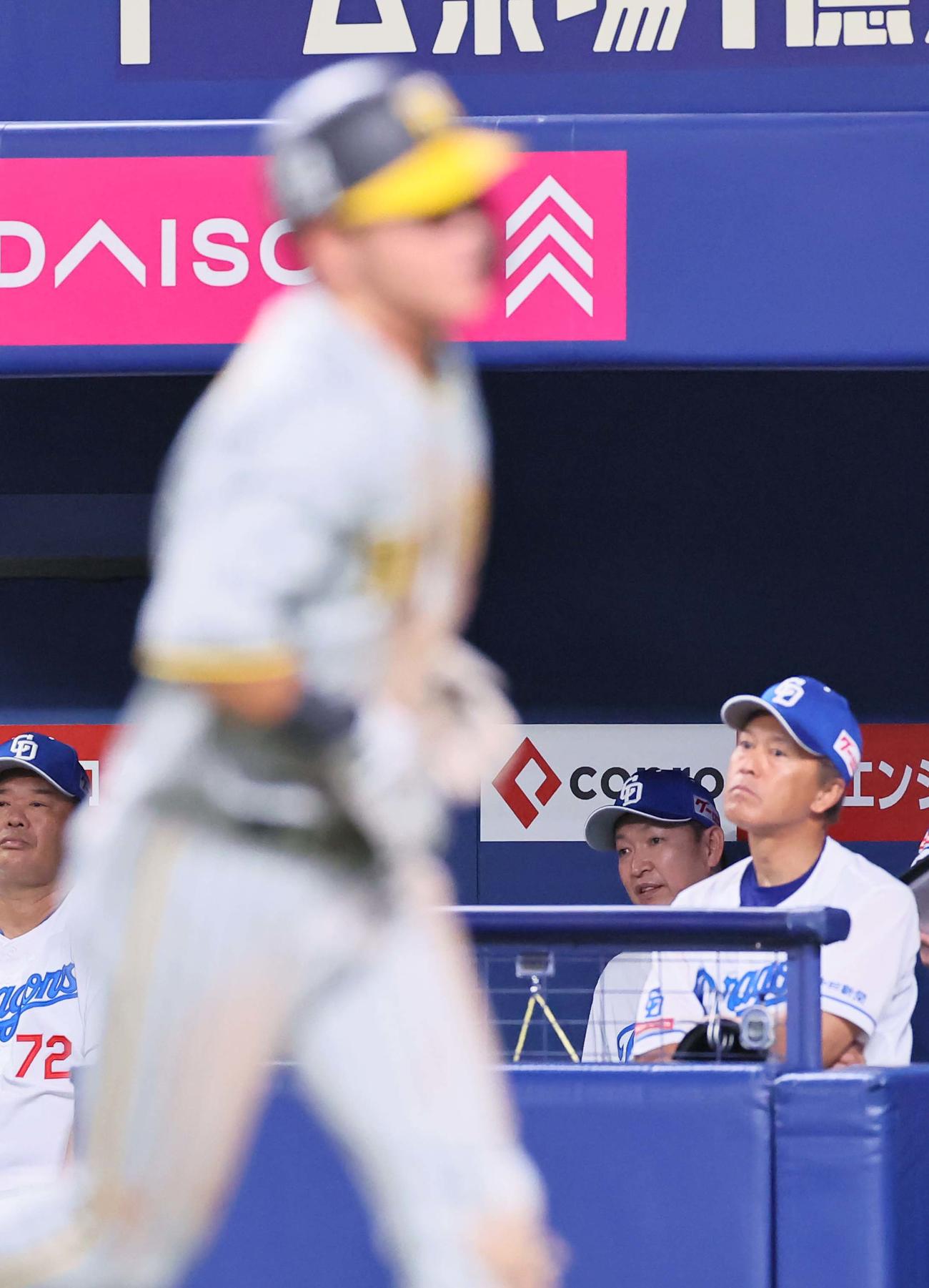 中日対阪神　1回、阪神に先制点を許した立浪和義監督（奥）は悔しそうな表情を見せる（撮影・上田博志）