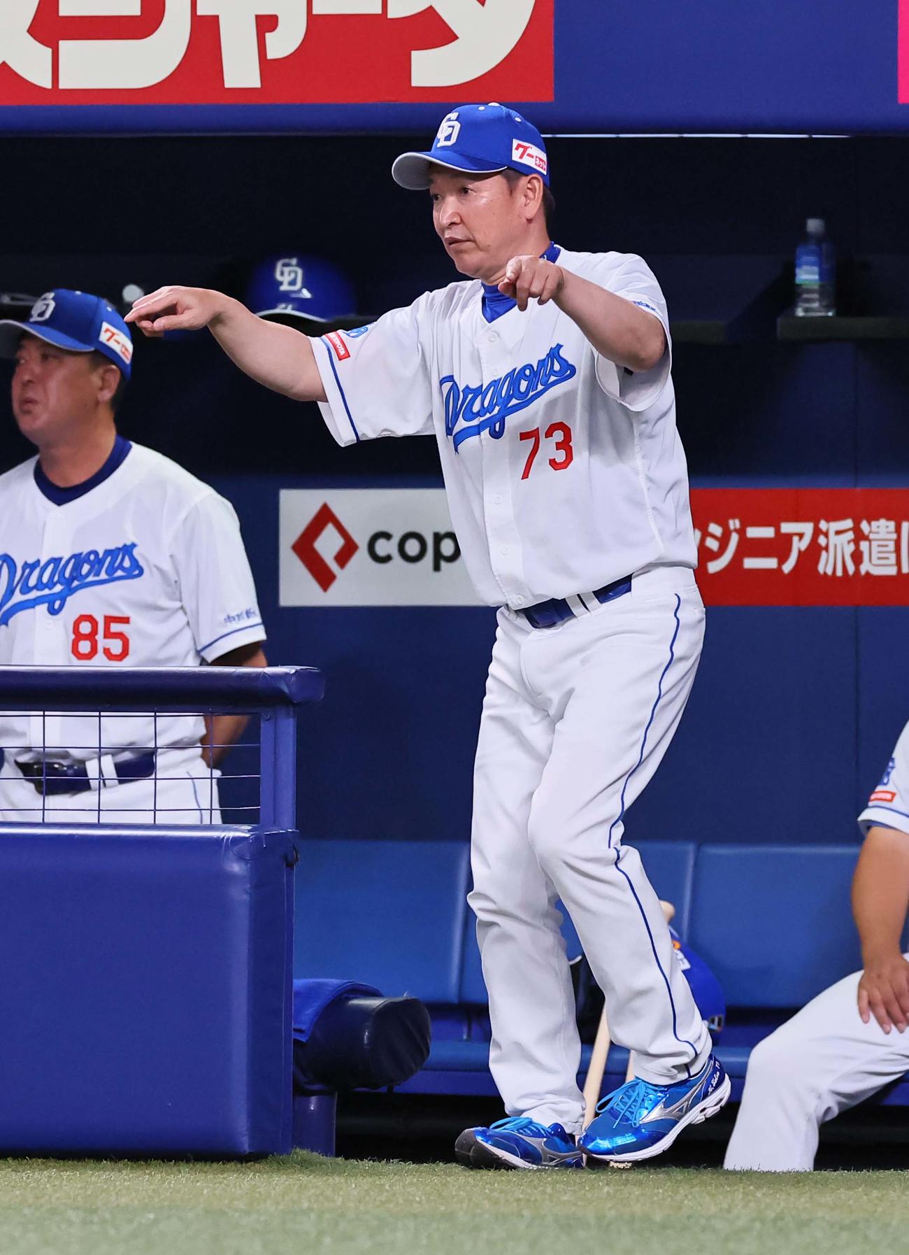 中日対阪神　8回表阪神1死、森下のセーフの判定にリクエストを要求する立浪監督（撮影・上田博志）