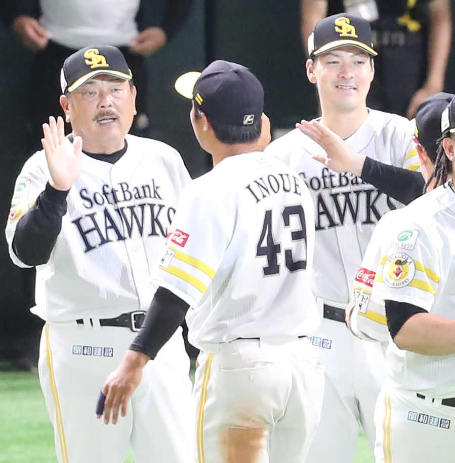 ソフトバンク対ロッテ　藤本監督（左）と有原（右）は井上らナインを出迎える（撮影・梅根麻紀）
