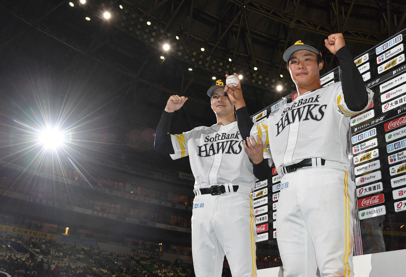 ソフトバンク対ロッテ　お立ち台でプロ初安打のボールを手にガッツポーズする井上（右）と、今季7勝目を挙げた有原（撮影・岩下翔太）