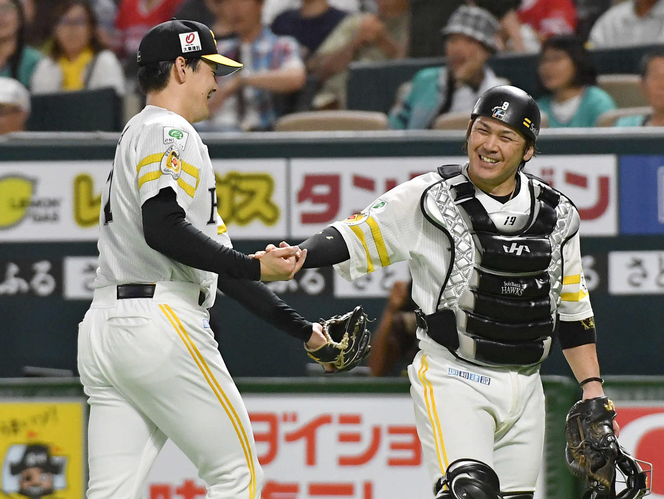 ソフトバンク対ロッテ　8回表を無失点に抑えた有原（左）は甲斐と笑顔でタッチを交わす（撮影・岩下翔太）