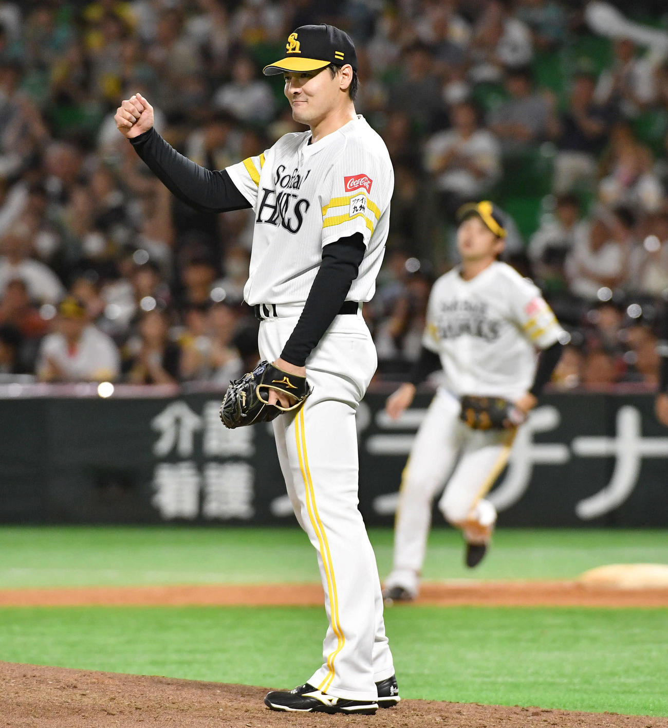 ソフトバンク対ロッテ　8回表ロッテ2死、荻野を三ゴロに抑え、ガッツポーズする有原（撮影・岩下翔太）