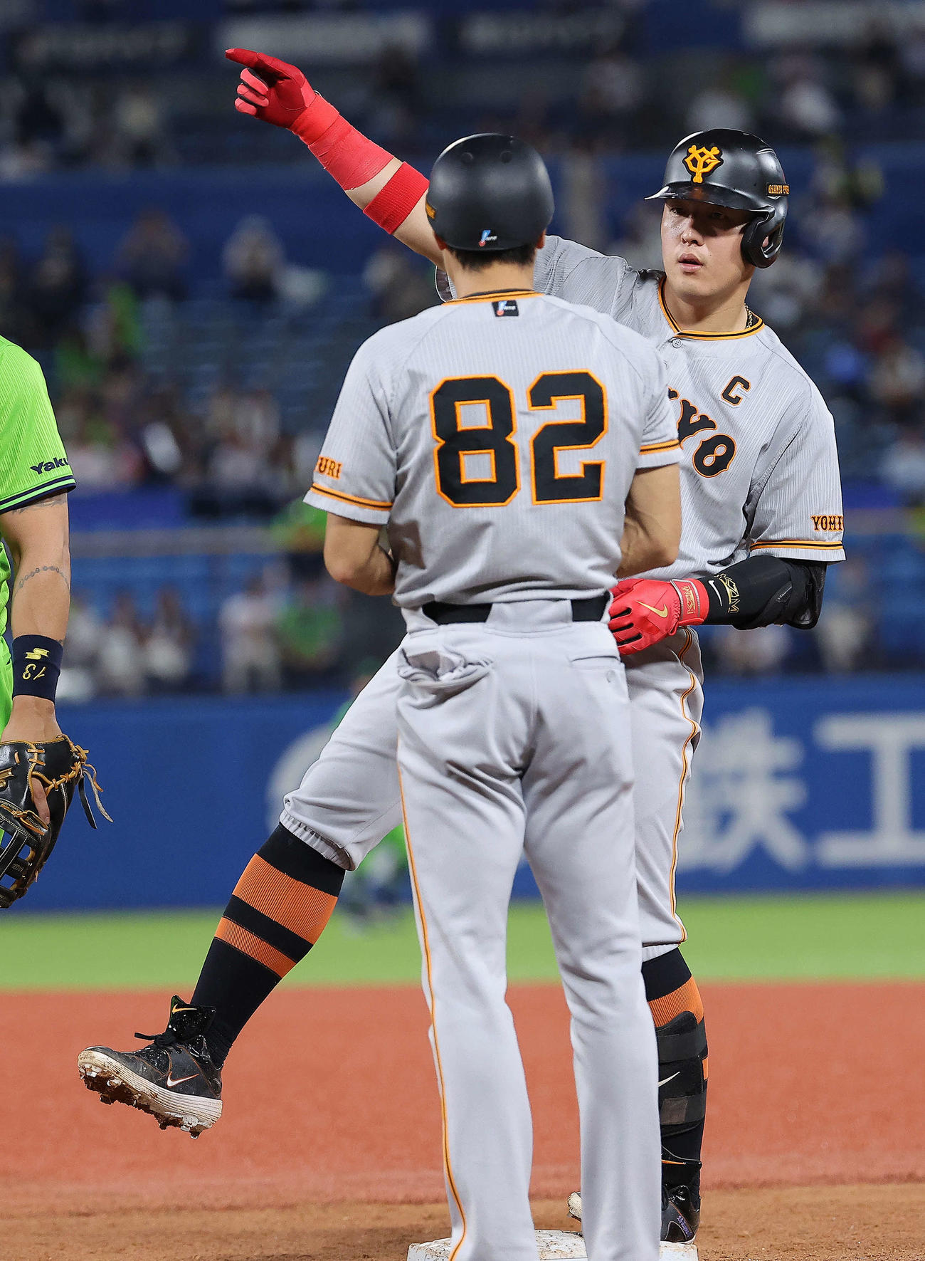 ヤクルト対巨人　5回表巨人2死一、二塁、先制の左前適時打を放ち、ポーズを決める岡本和（撮影・河田真司）
