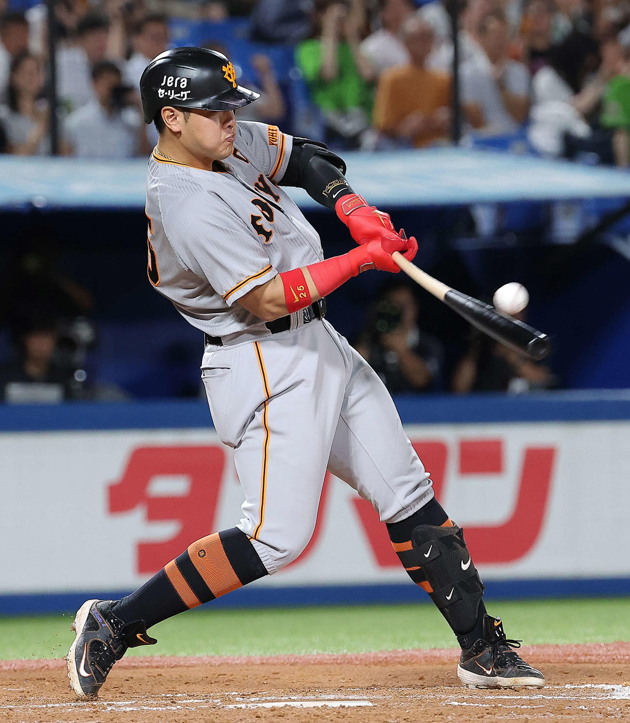 ヤクルト対巨人　7回表巨人無死満塁、左犠飛を放つ岡本和（撮影・河田真司）