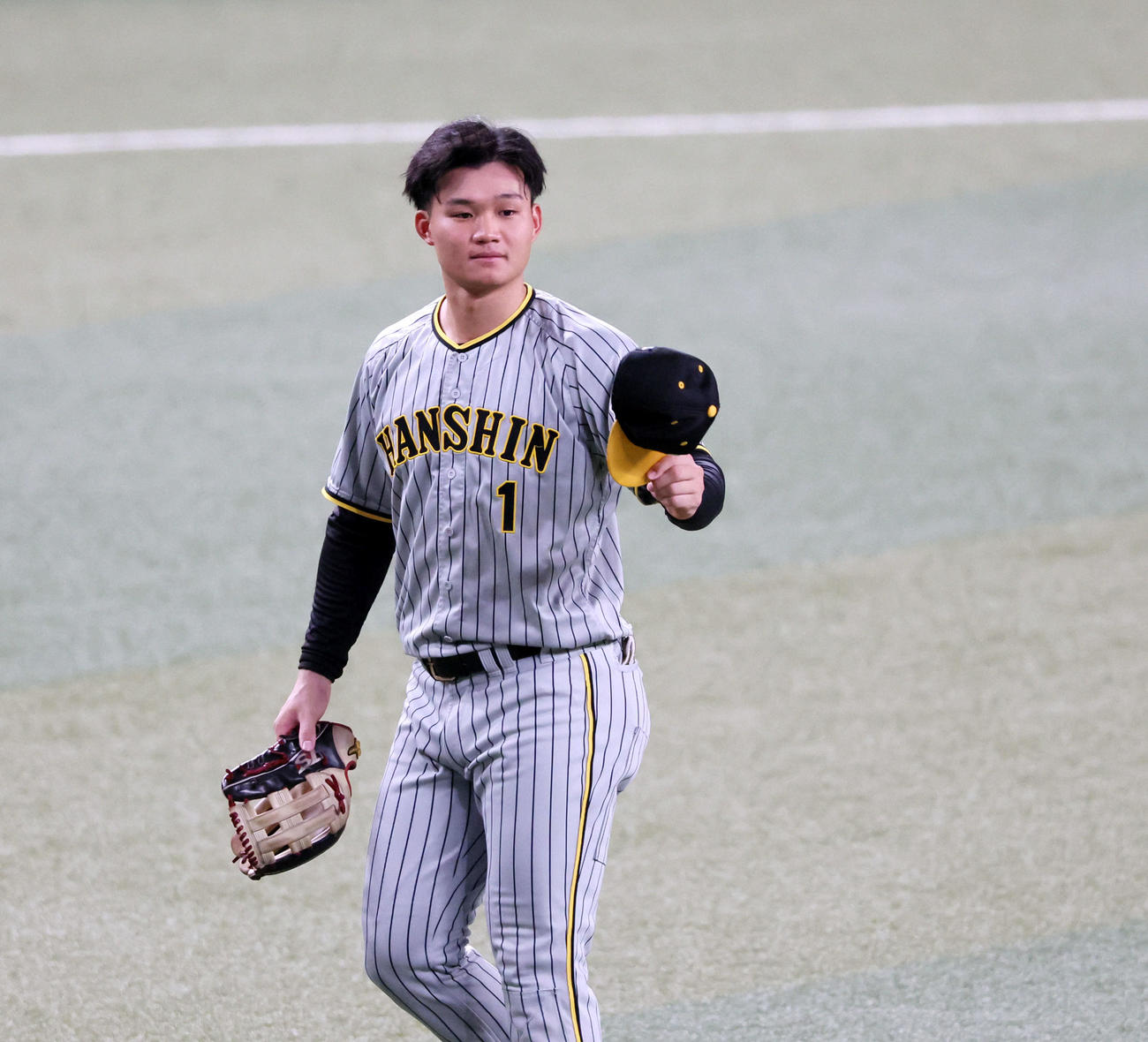 中日対阪神　1回裏、守備につきファンからの声援に帽子を取る森下（撮影・加藤哉）