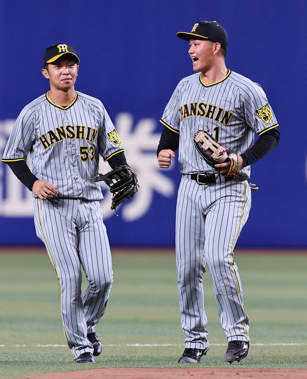 中日対阪神　中日に勝利した森下（右）は笑顔を見せる（撮影・上田博志）