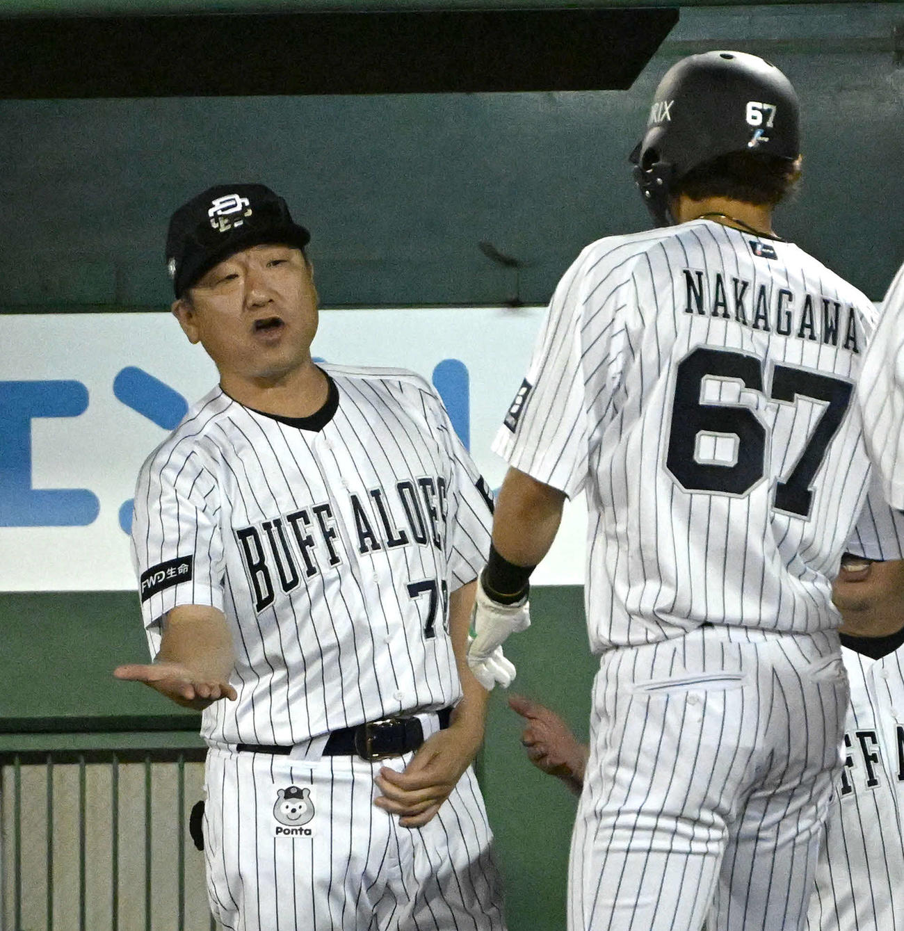 オリックス対西武　8回裏オリックス2死満塁、宗の適時失策で生還する中川圭（右）を迎える中嶋監督（撮影・石井愛子）