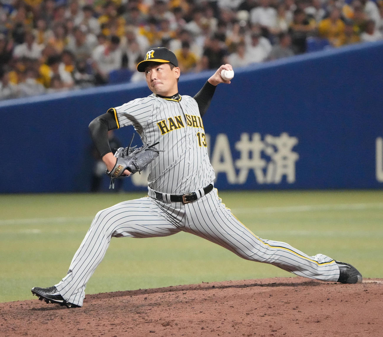 中日対阪神　9回裏、阪神5番手で登板する岩崎（撮影・森本幸一）