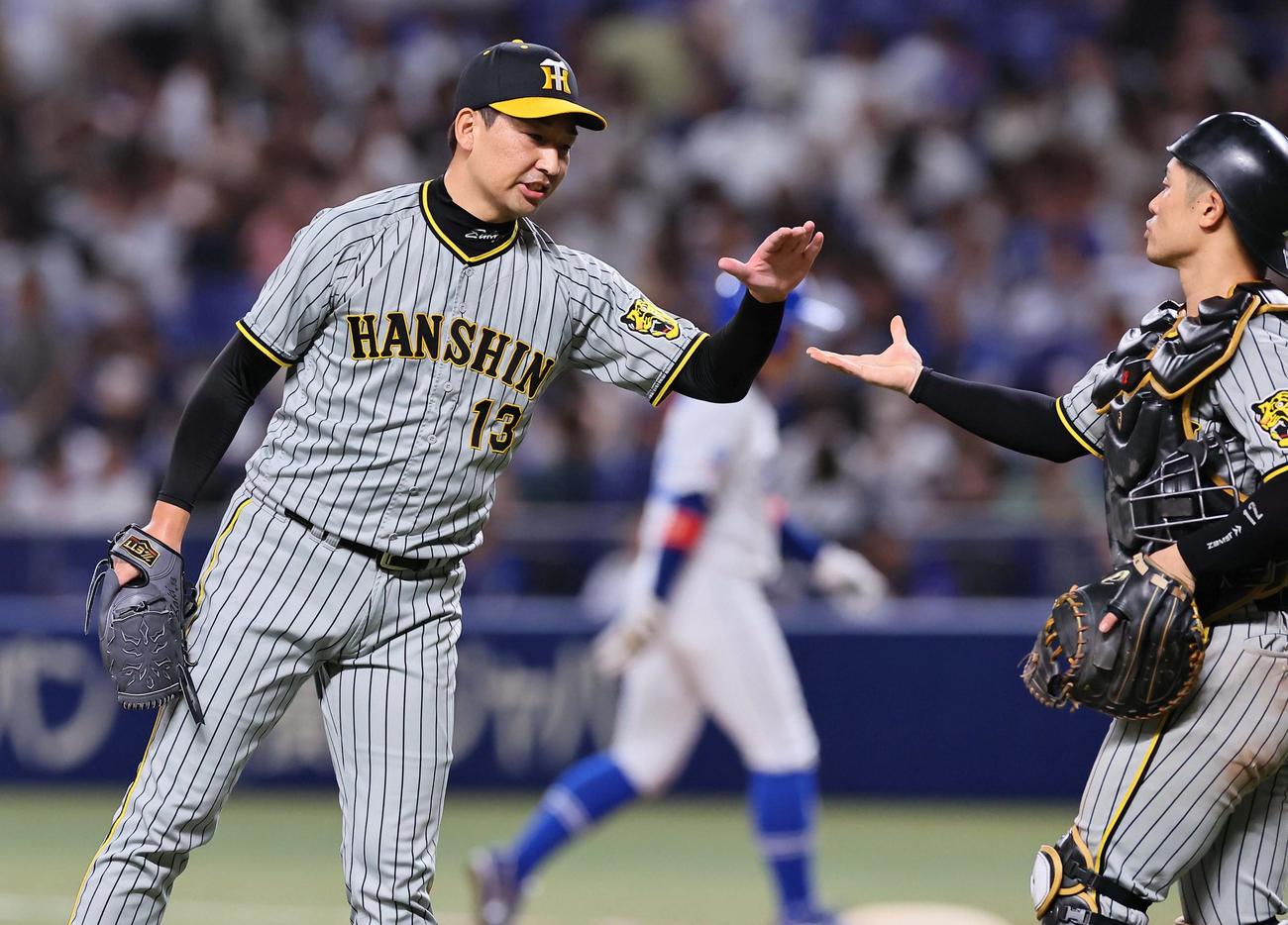 中日対阪神　中日に勝利し坂本（右）とハイタッチして喜ぶ岩崎（撮影・上田博志）