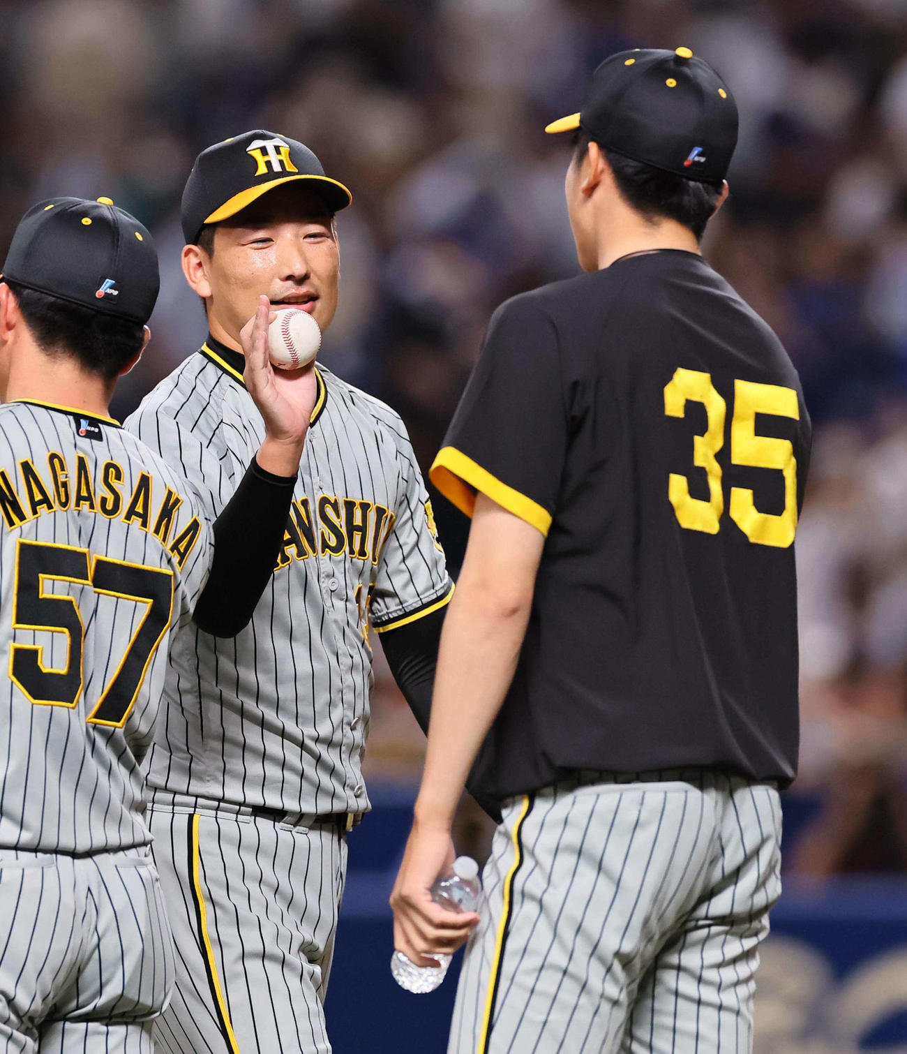 中日対阪神　7勝目をあげた才木（右）に勝利球を手渡す岩崎（撮影・上田博志）