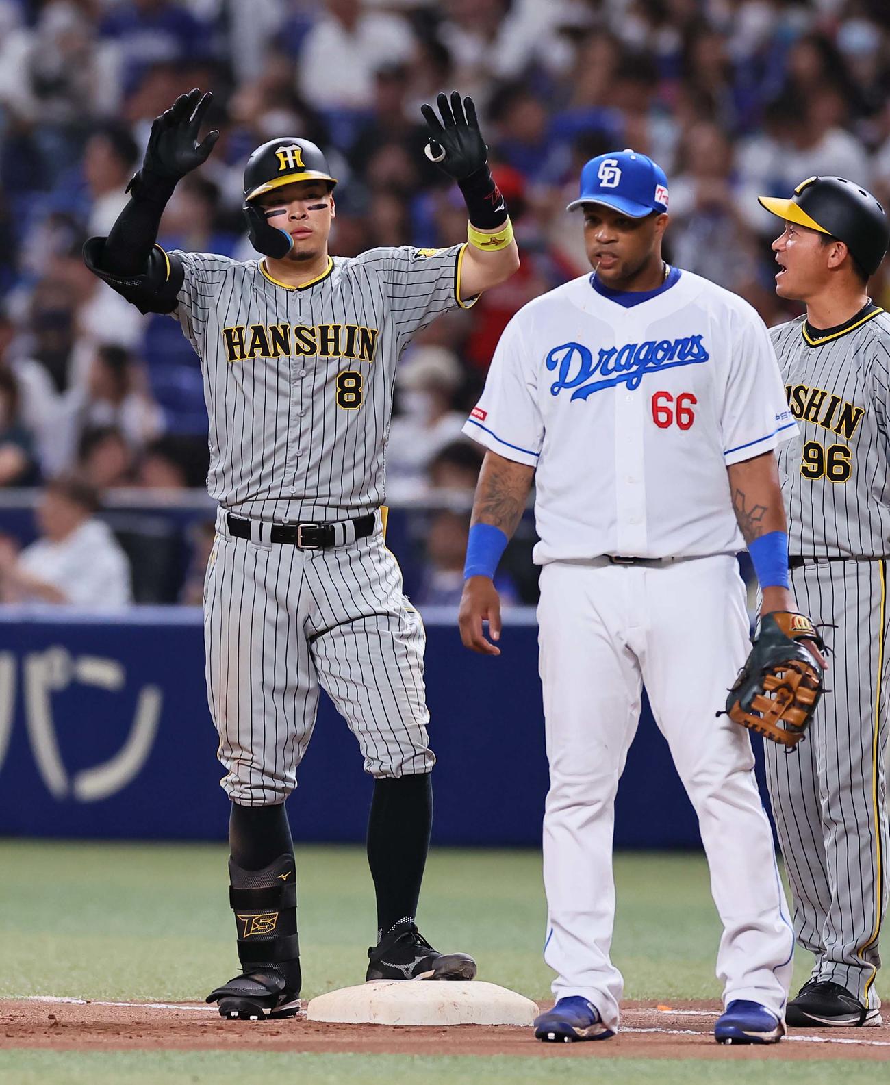 中日対阪神　6回表阪神2死、佐藤輝は中前打を放つ（撮影・上田博志）