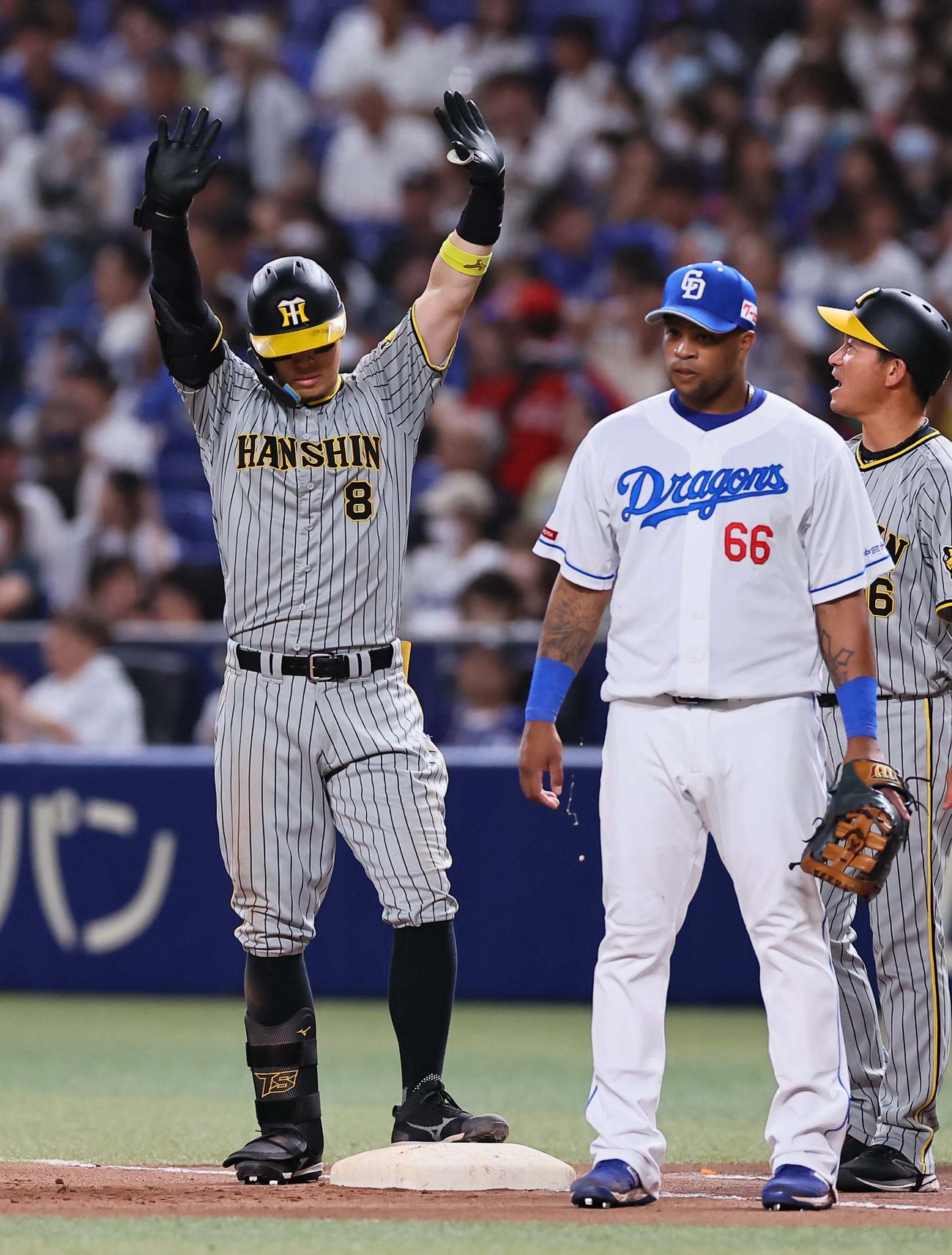 中日対阪神　6回表阪神2死、佐藤輝は中前打を放つ（撮影・上田博志）