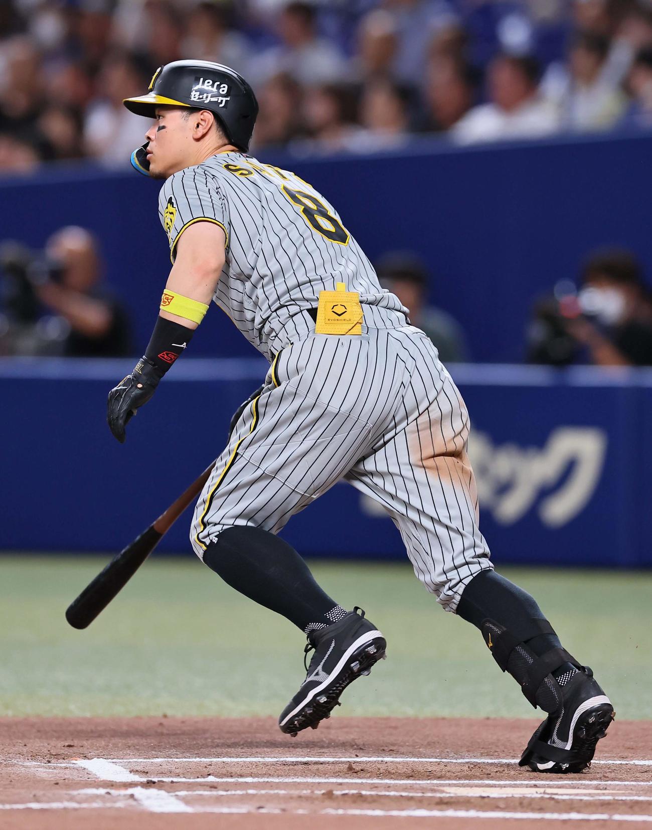 中日対阪神　6回表阪神2死、佐藤輝は中前打を放つ（撮影・上田博志）