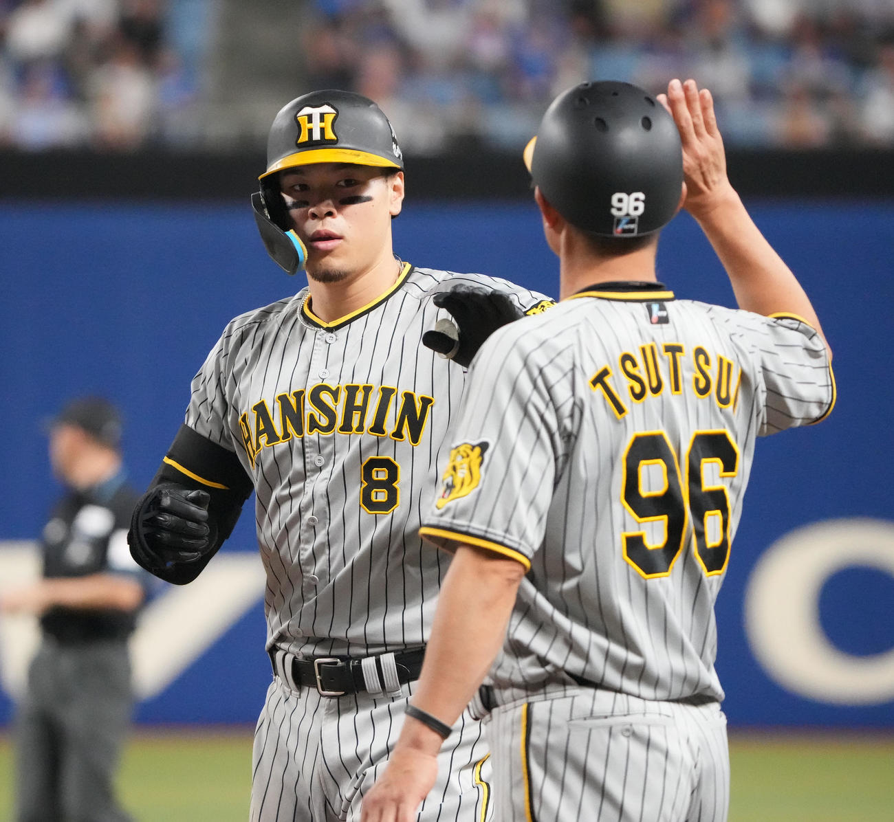 中日対阪神　6回表阪神2死、中前安打を放った佐藤輝（左）（撮影・森本幸一）