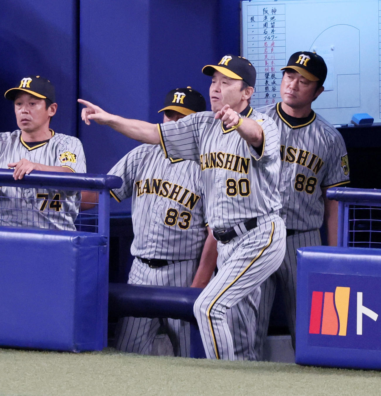 中日対阪神　4回裏中日無死、岡田監督は岡林の一塁判定にリクエストする（撮影・加藤哉）