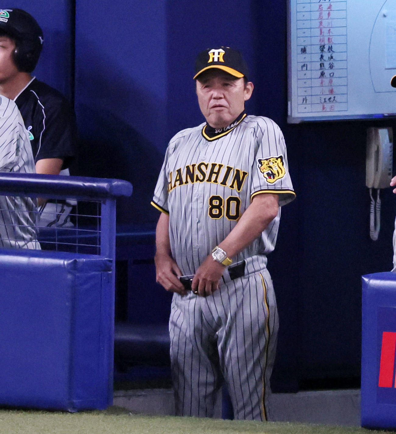 中日対阪神　1回表阪神1死二塁、岡田監督は森下の左適時打で先制しベルトに手をかけグラウンドを見つめる（撮影・加藤哉）