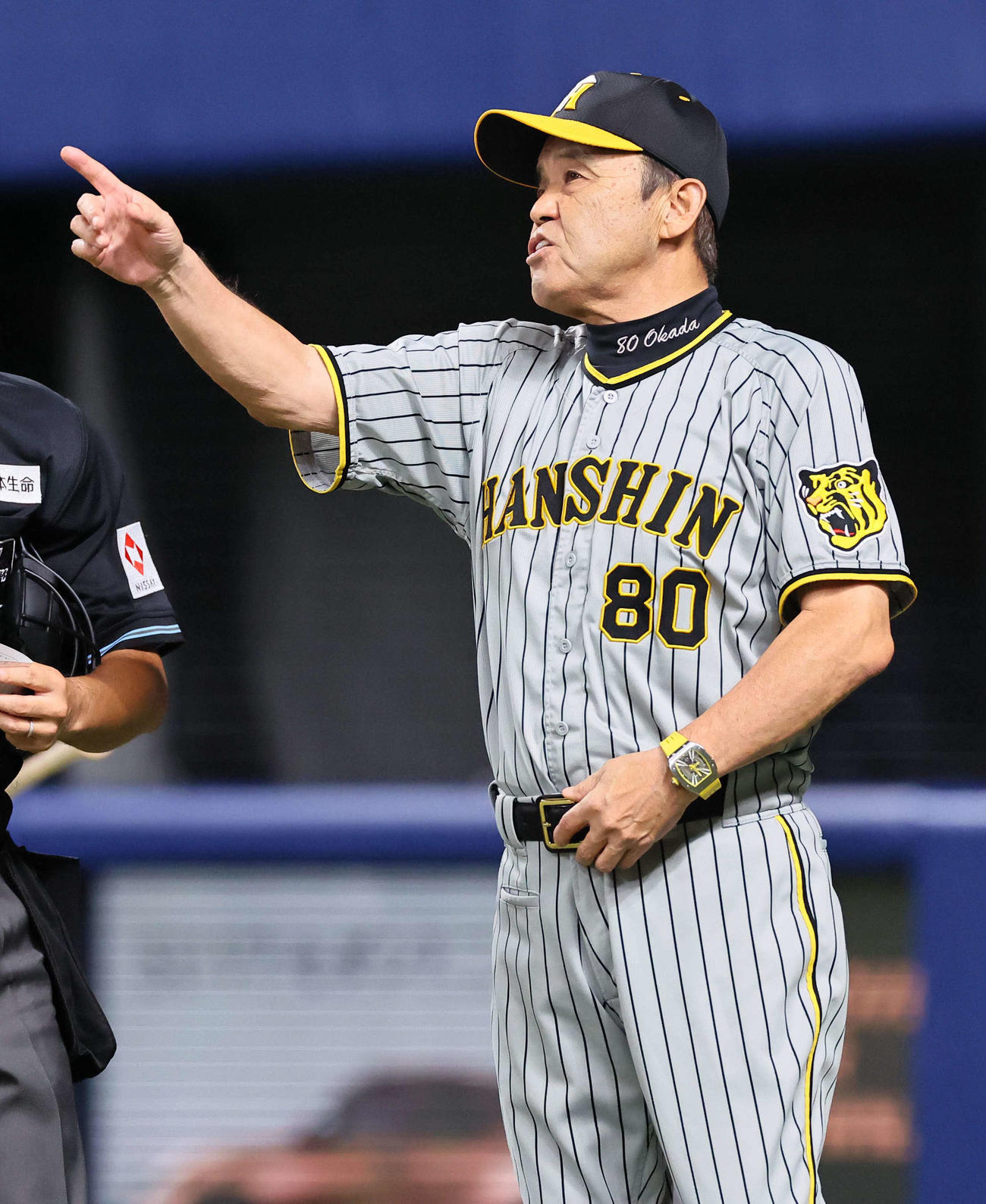 中日対阪神　選手交代を告げる岡田監督（撮影・上田博志）