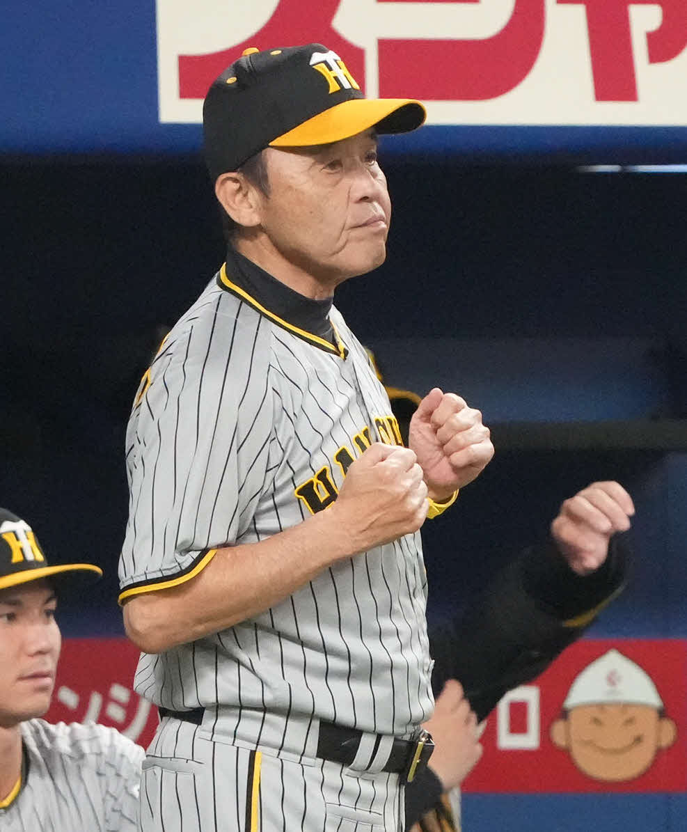 中日対阪神　7回表阪神2死二塁、代走を告げる岡田監督（撮影・森本幸一）
