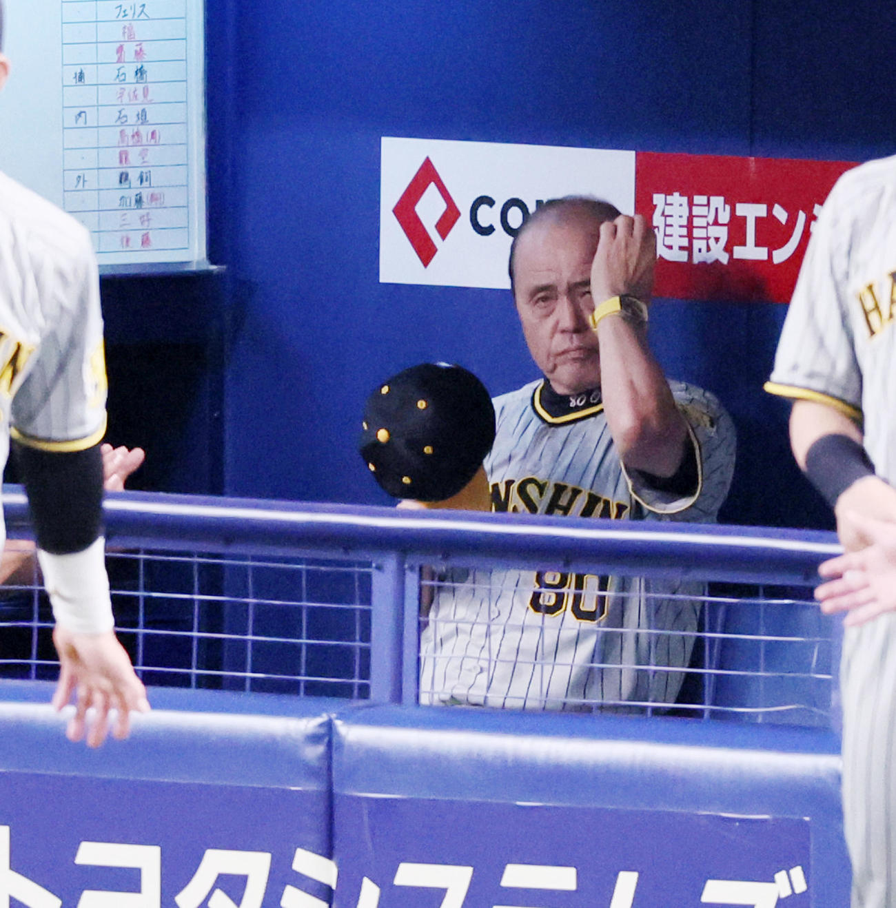 中日対阪神　2回裏を終えベンチで帽子を取る岡田監督（撮影・加藤哉）