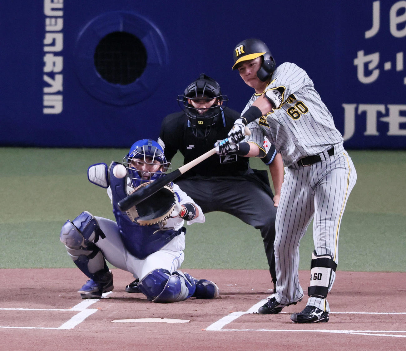 中日対阪神　1回表阪神無死、小野寺は中前打を放つ（撮影・加藤哉）