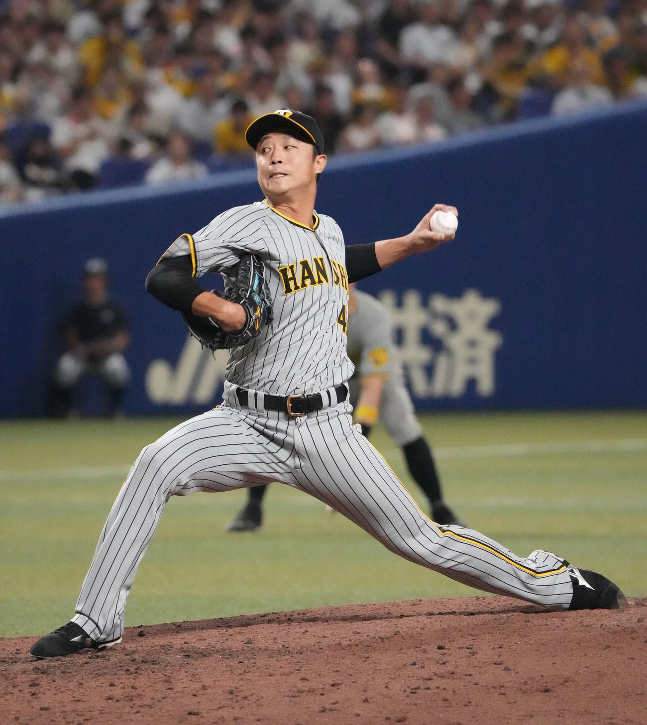 中日対阪神　7回裏中日2死二塁、阪神3番手で登板する島本（撮影・森本幸一）