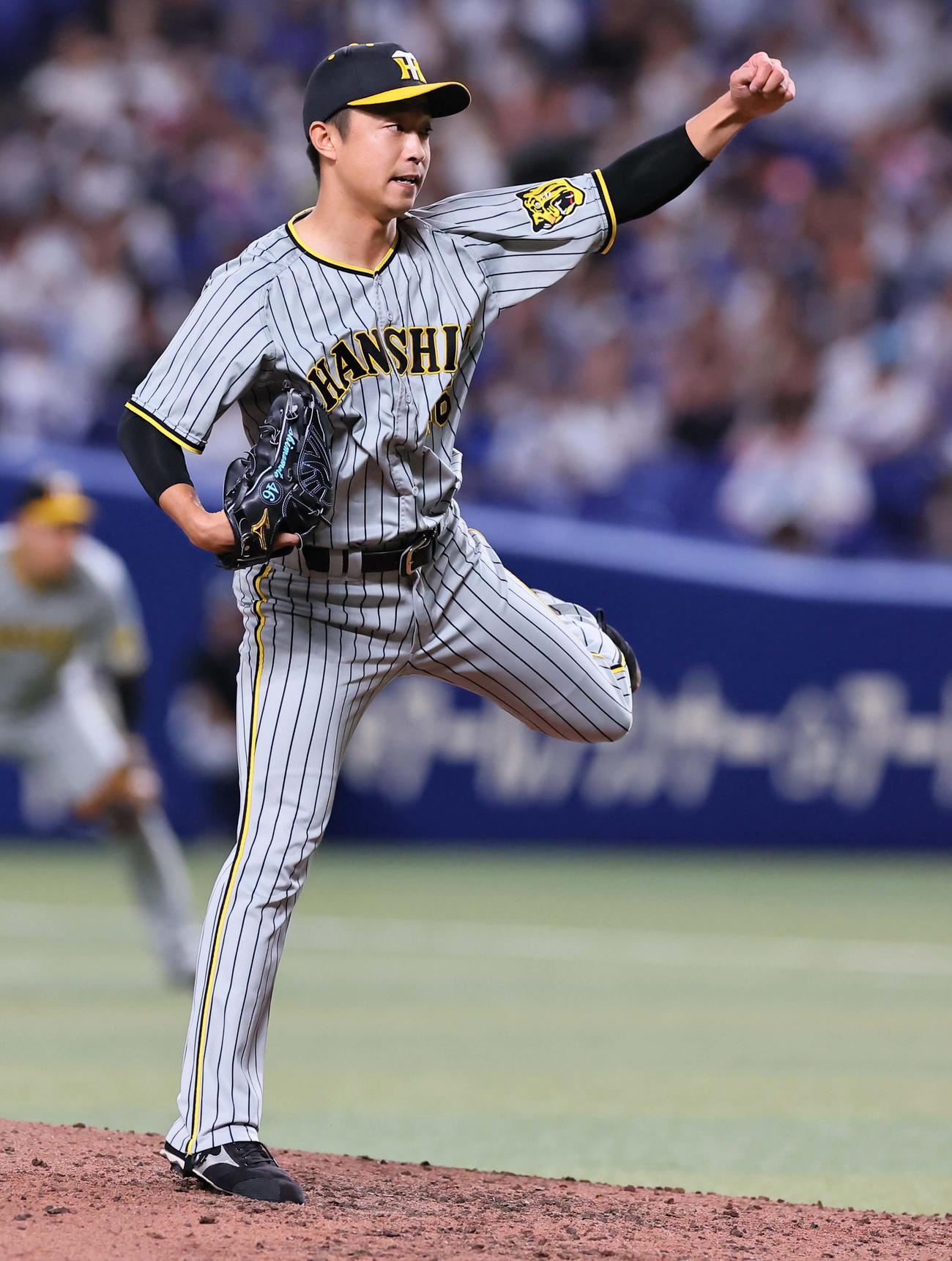 中日対阪神　阪神3番手の島本（撮影・上田博志）