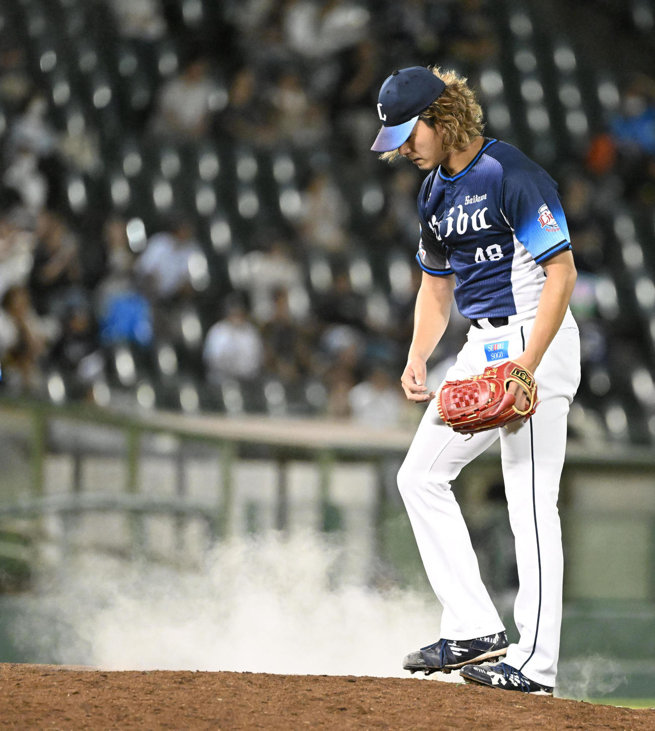 オリックス対西武　8回裏オリックス1死満塁、森に押し出し四球を出しロジンを叩きつける今井（撮影・和賀正仁）