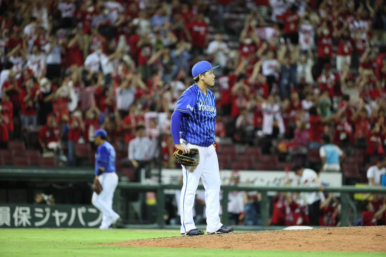広島対DeNA 11回裏広島2死、デビッドソンにサヨナラ本塁打を浴びた中川（撮影・加藤孝規）