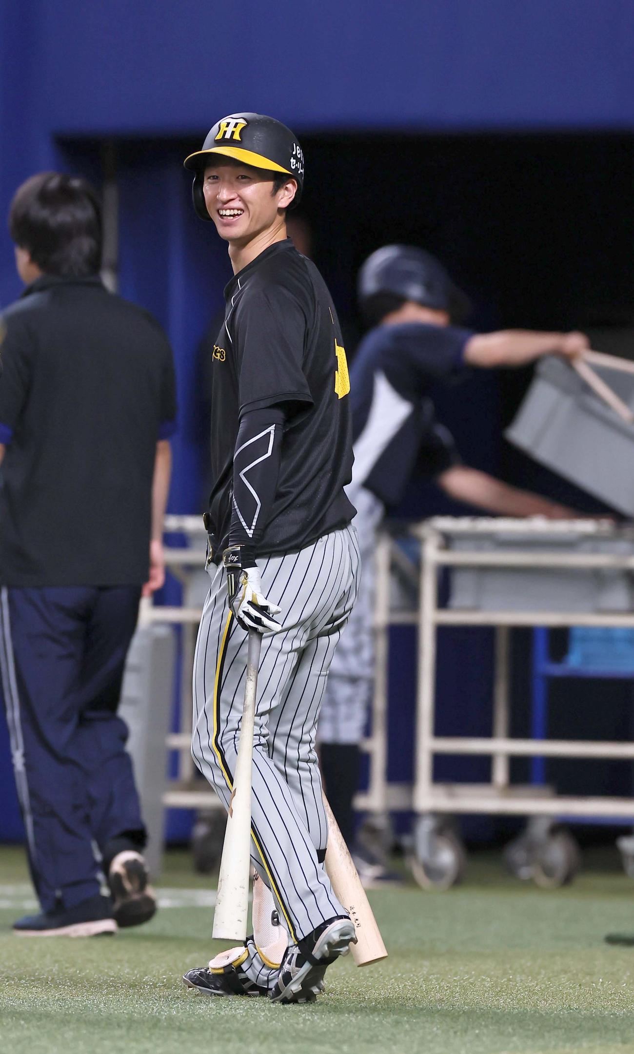 中日対阪神　グラウンドで打撃練習行い笑顔をみせる近本（撮影・上田博志）