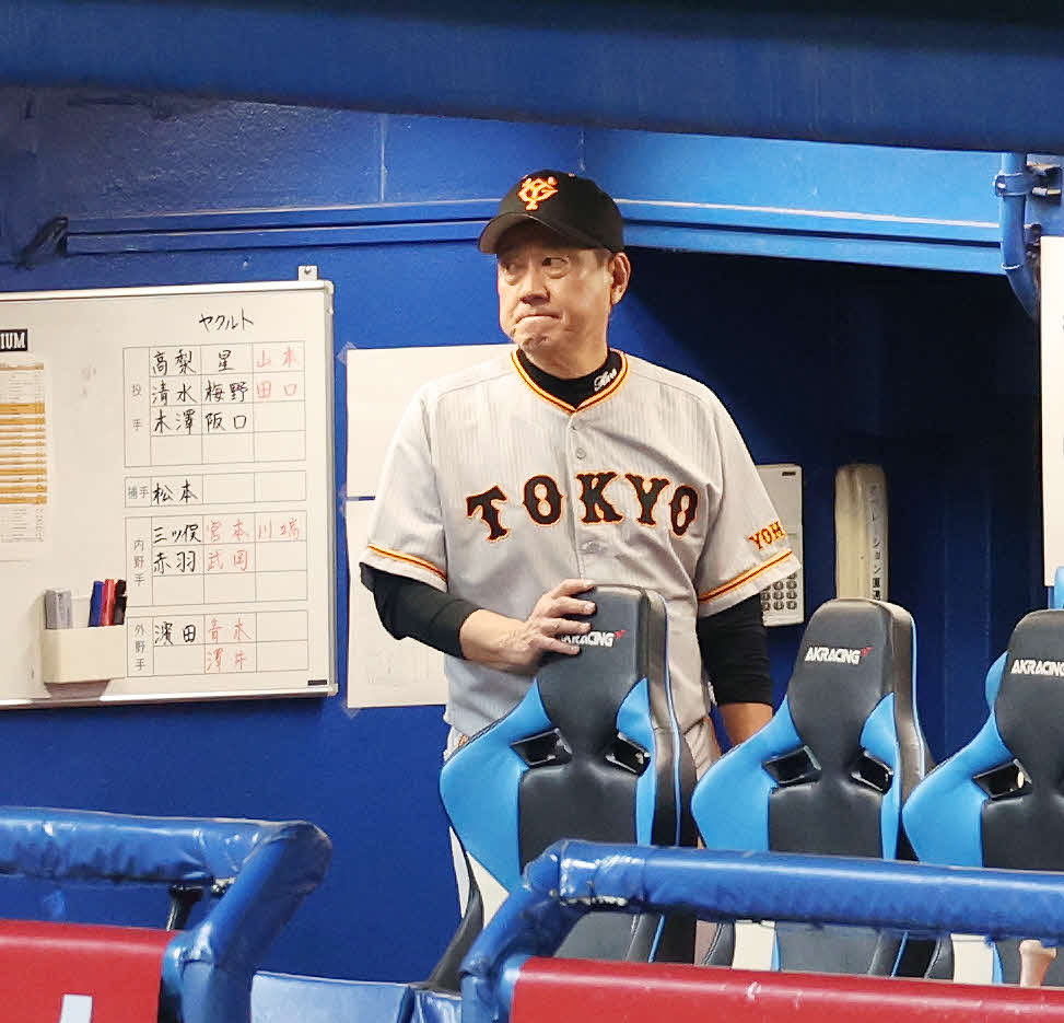 ヤクルト対巨人　6回裏途中、投手交代を告げ、ベンチに戻り厳しい表情の巨人原監督（撮影・宮地輝）