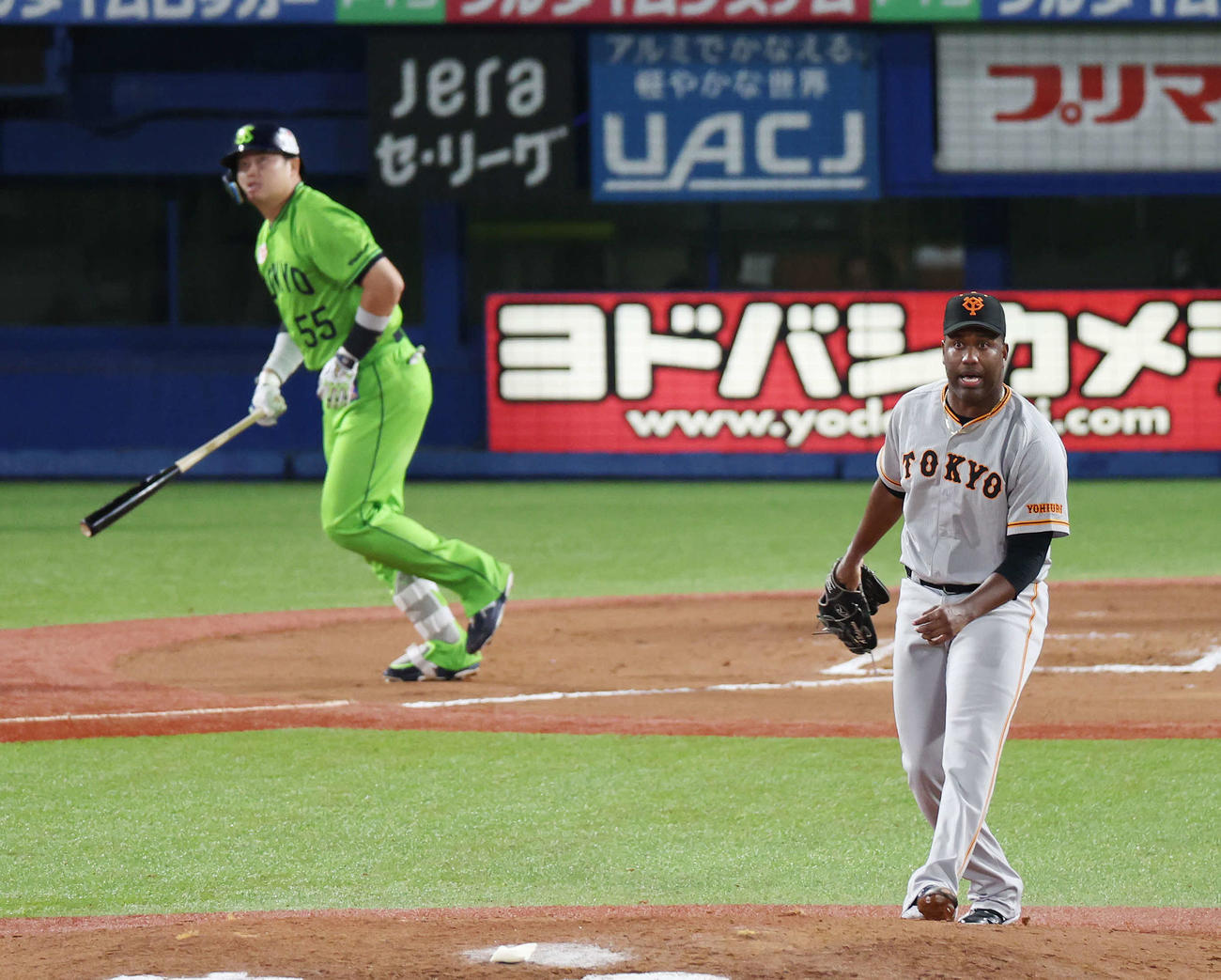 ヤクルト対巨人　6回裏ヤクルト1死、村上（後方）に同点ソロ本塁打を浴びるバルドナード（撮影・宮地輝）