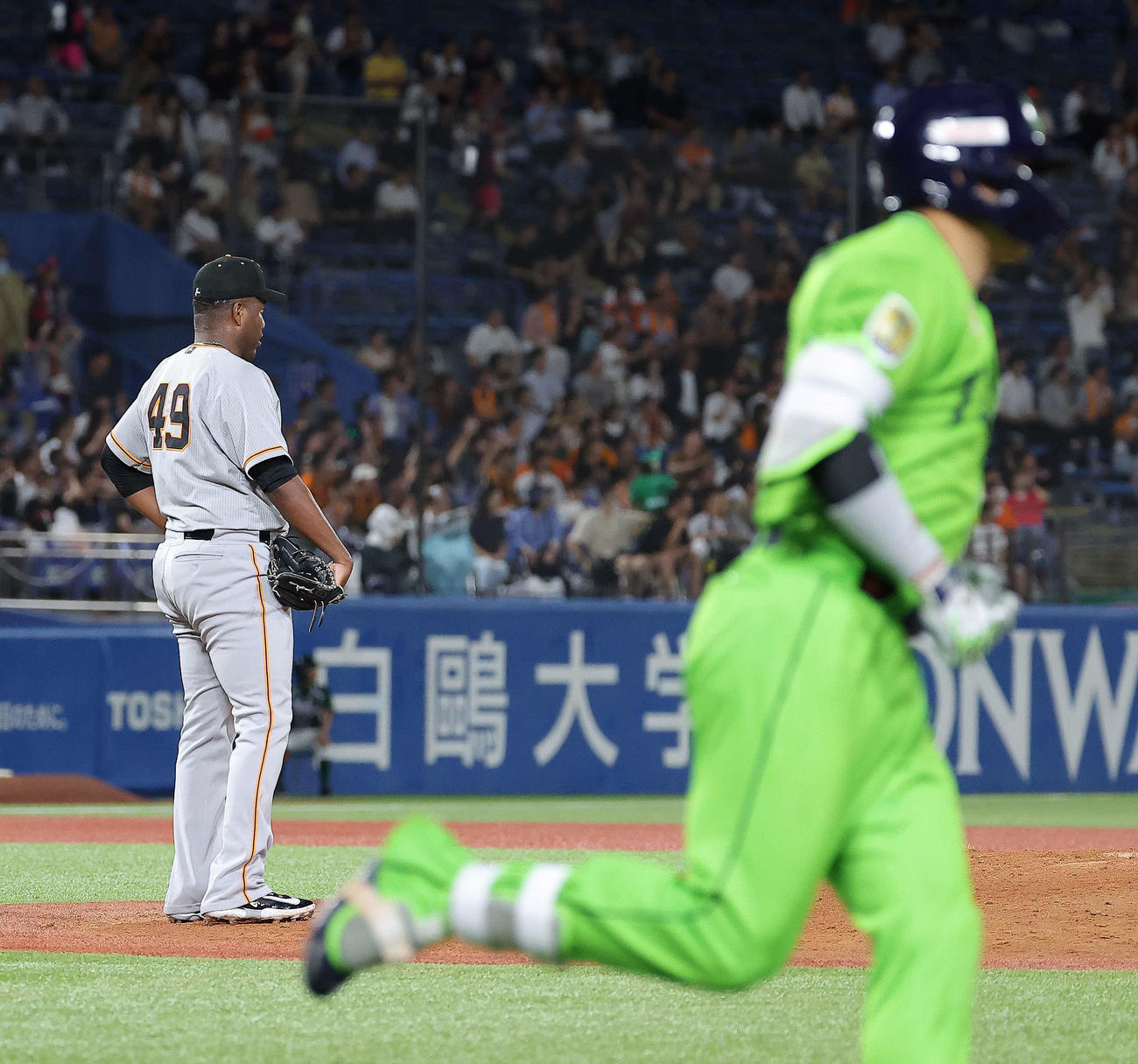 ヤクルト対巨人　6回裏ヤクルト1死、村上宗隆に中越え同点ソロ本塁打を浴びるバルドナード（撮影・河田真司）