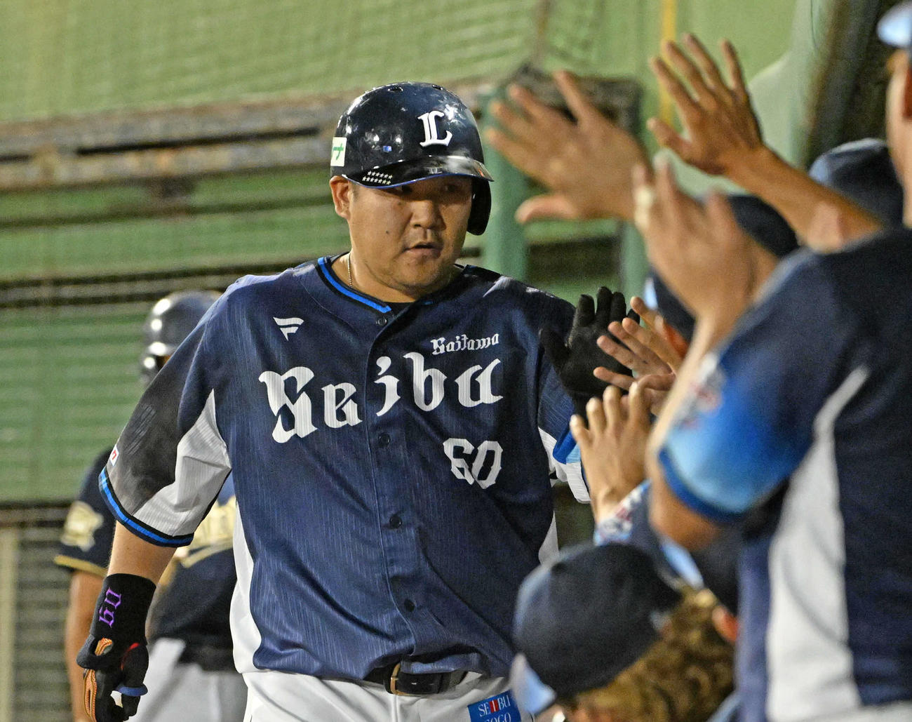 オリックス対西武　4回表西武無死、中村は左越え本塁打を放ちナインに迎えられる（撮影・石井愛子）