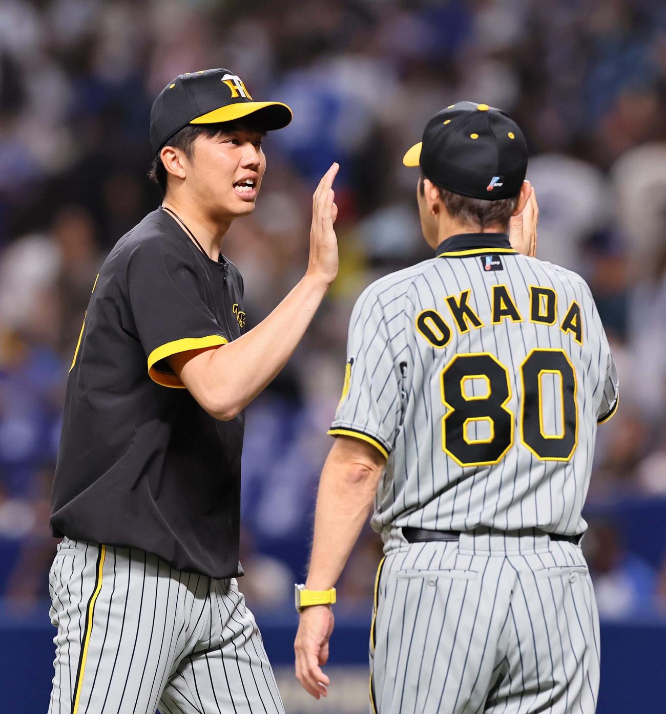 中日対阪神　7勝目をあげた才木（左）は岡田監督と笑顔でハイタッチをする（撮影・上田博志）