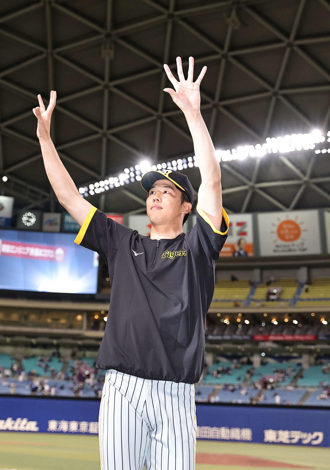 中日対阪神　7勝目をあげた才木はファンの歓声に手を上げて応える（撮影・上田博志）
