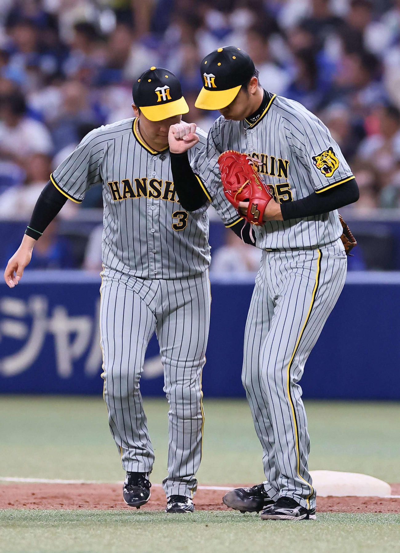中日対阪神　4回裏中日2死一、二塁、ビシエドを投ゴロに打ち取った才木（右）はガッツポーズ（撮影・上田博志）