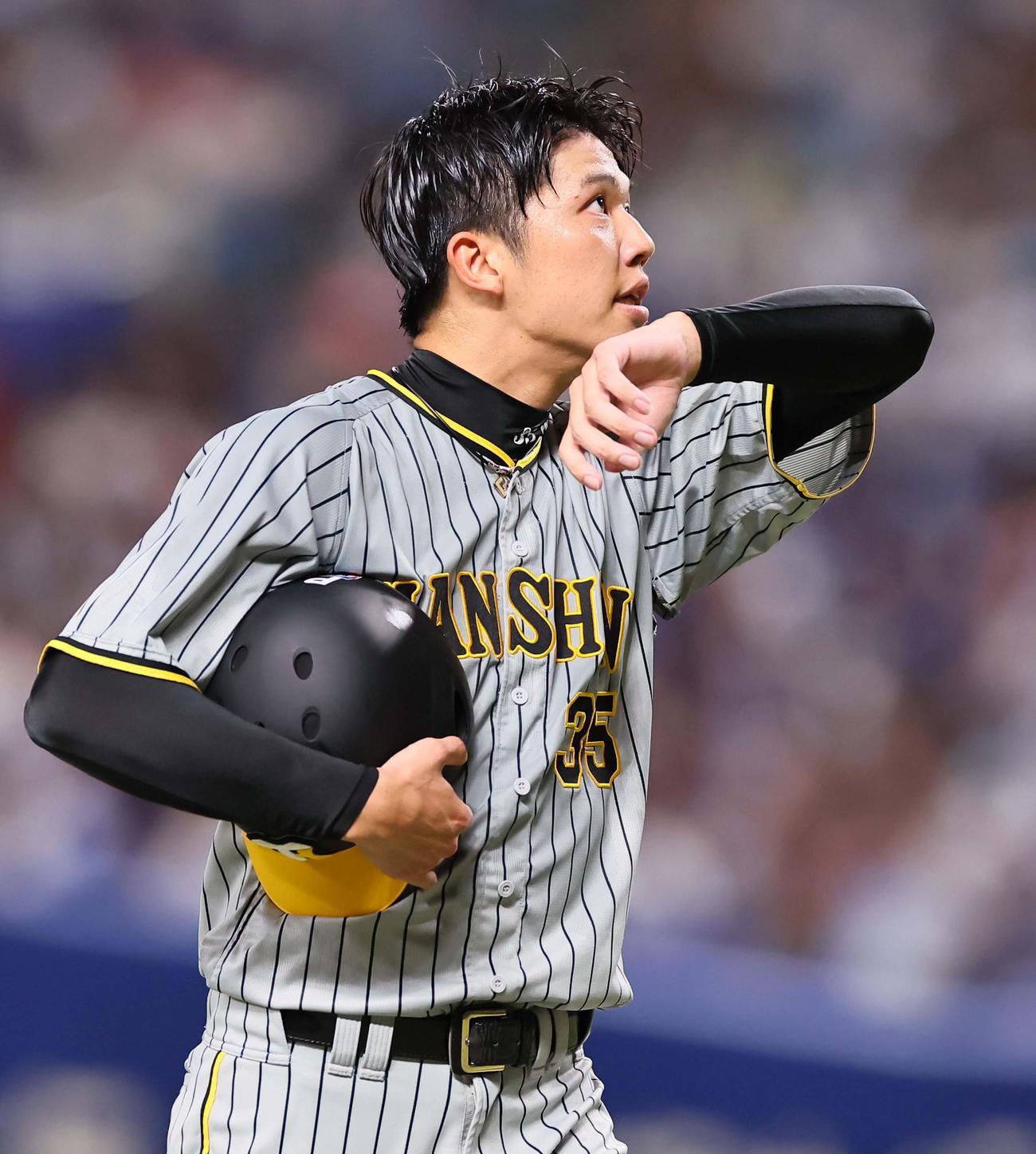 中日対阪神　5回表阪神1死一、二塁、才木は中野の中飛で二塁を飛び出し憤死する（撮影・上田博志）