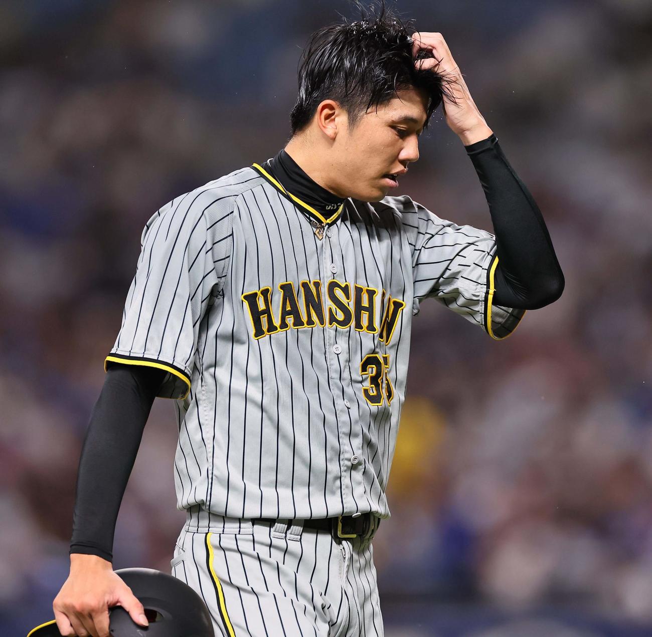 中日対阪神　5回表阪神1死一、二塁、才木は中野の中飛で二塁を飛び出し憤死する（撮影・上田博志）