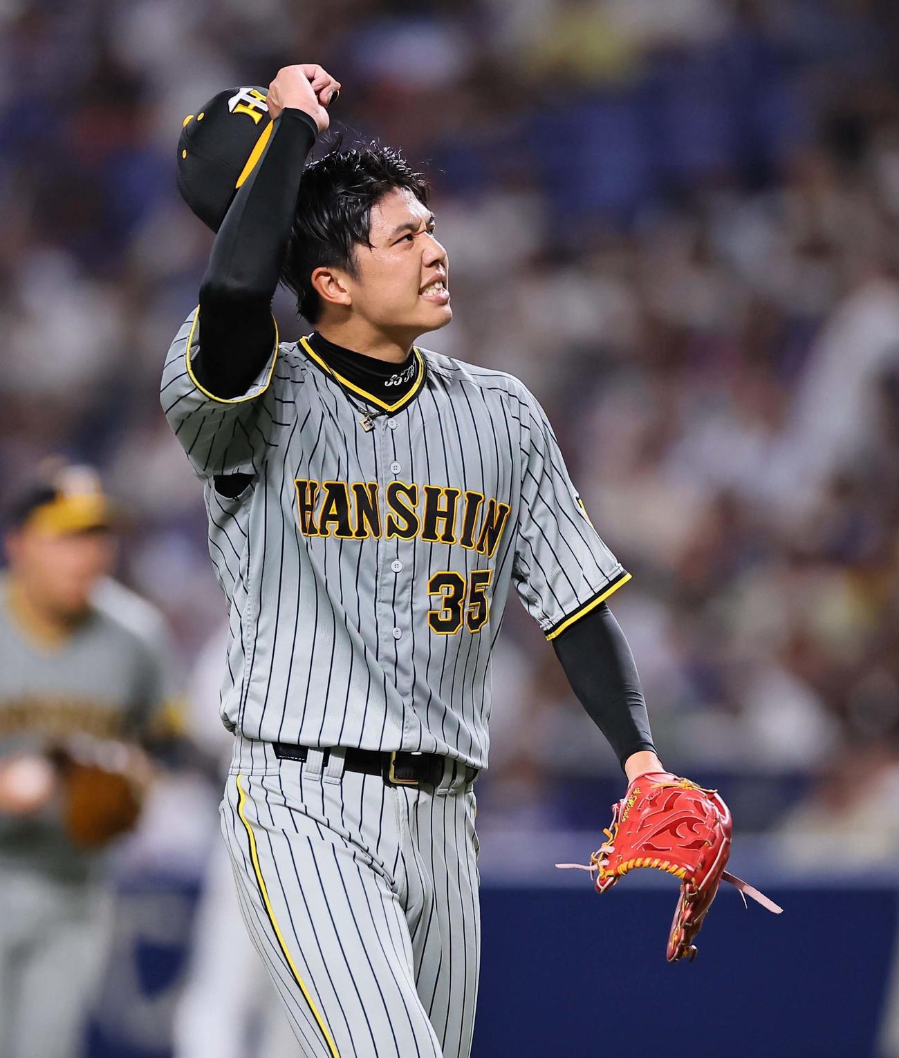 中日対阪神　5回、小笠原に四球を与えた才木は悔しそうな表情でベンチに引き揚げる（撮影・上田博志）