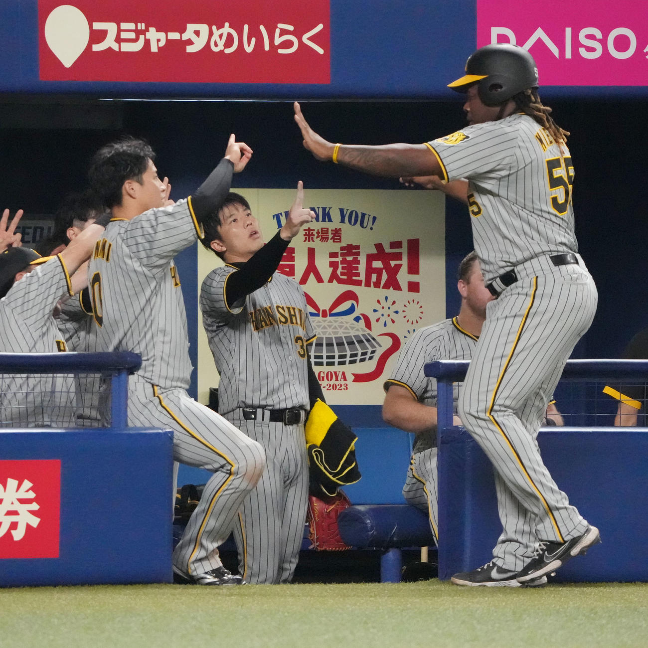 中日対阪神　7回表阪神2死二塁、二塁打を放ったミエセスを迎える才木（中央）（撮影・森本幸一）