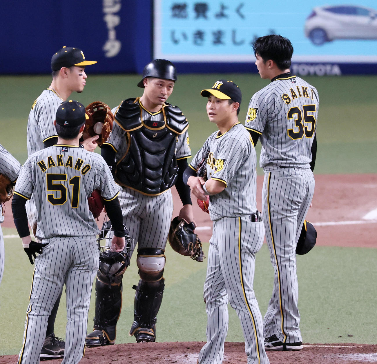 中日対阪神　6回裏、マウンドで才木（右）と話す坂本。左は佐藤輝、右から2人目は木浪（撮影・加藤哉）