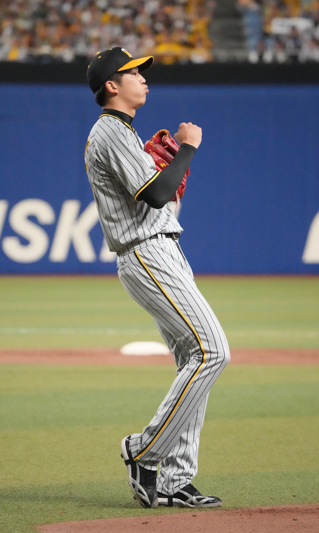 中日対阪神　4回裏中日2死一、二塁、ビシエドを投ゴロに討ち取りこぶしを握る才木（撮影・森本幸一）