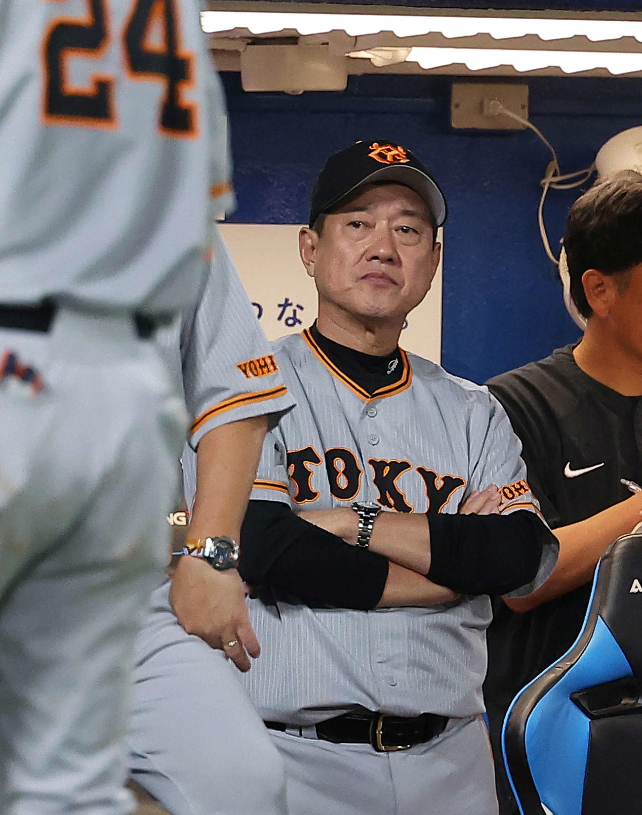 ヤクルト対巨人　7回表、浮かない表情で戦況を見守る原監督（撮影・河田真司）