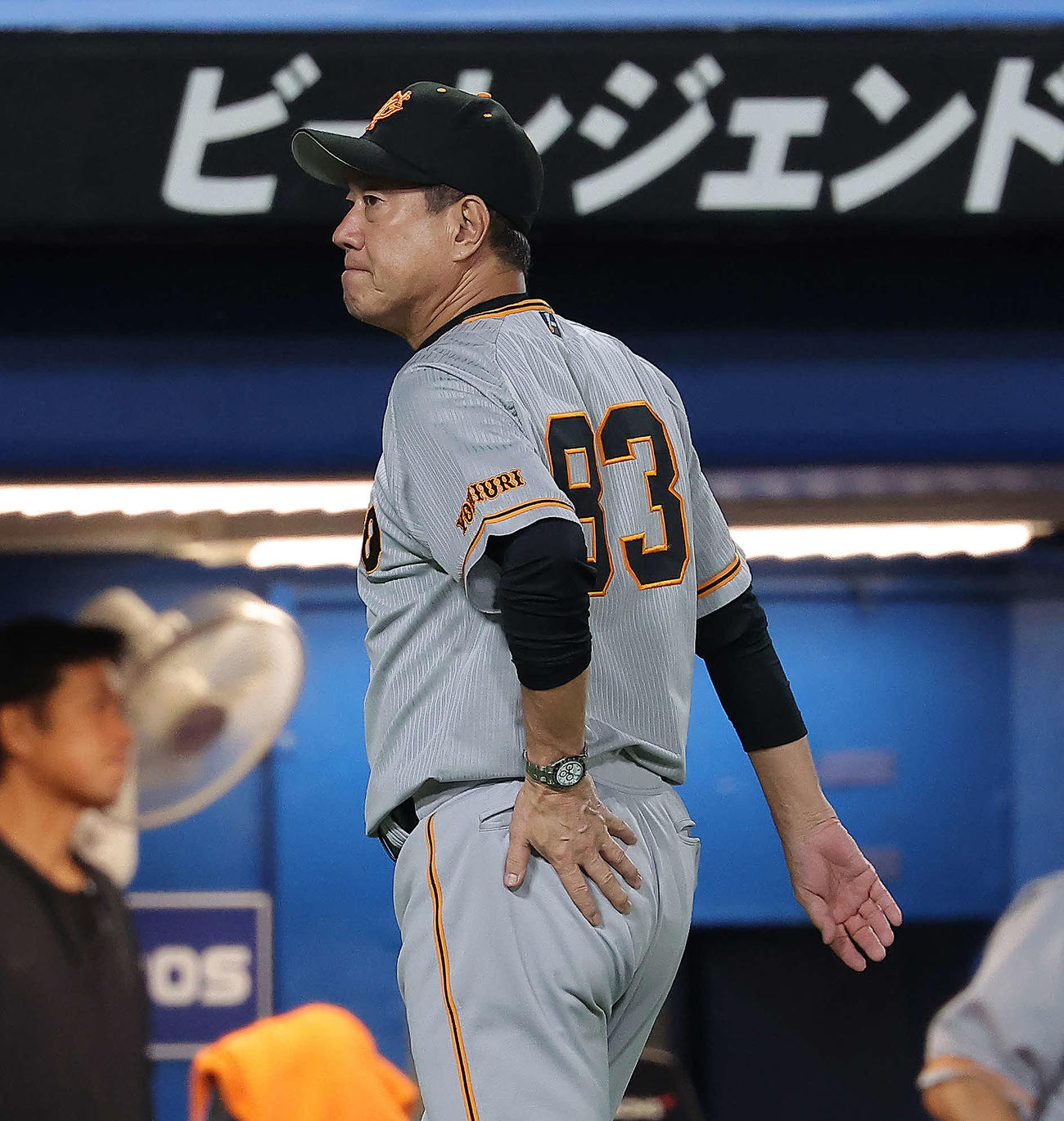 ヤクルト対巨人　6回裏ヤクルト2死一、二塁、投手交代し、ベンチに戻る原監督（撮影・河田真司）