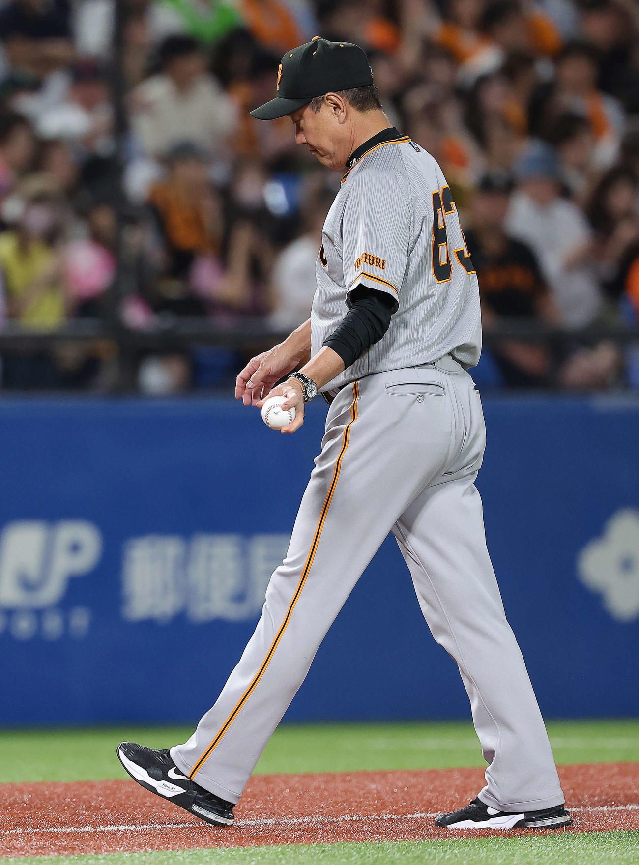ヤクルト対巨人　6回裏ヤクルト2死一、二塁、投手交代し、ベンチに戻る原監督（撮影・河田真司）