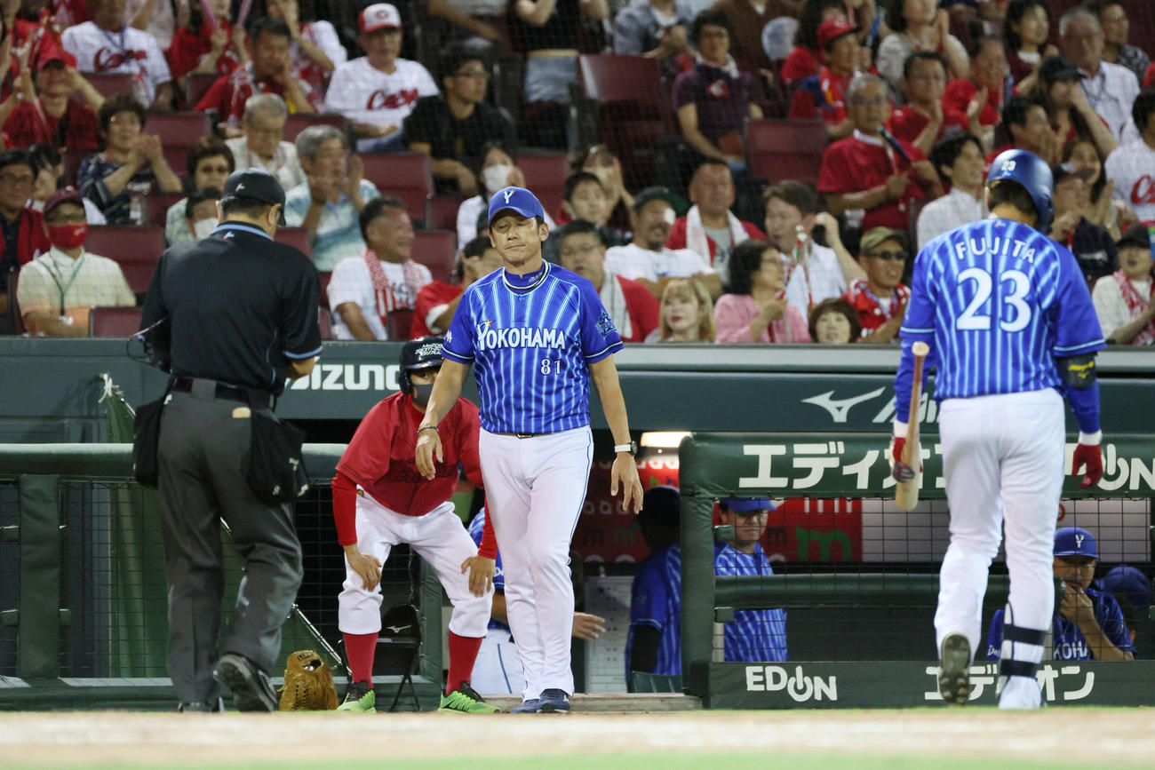 広島対DeNA 9回表終了時、交代を告げる三浦監督。右は三振に終わった代打の藤田（撮影・加藤孝規）