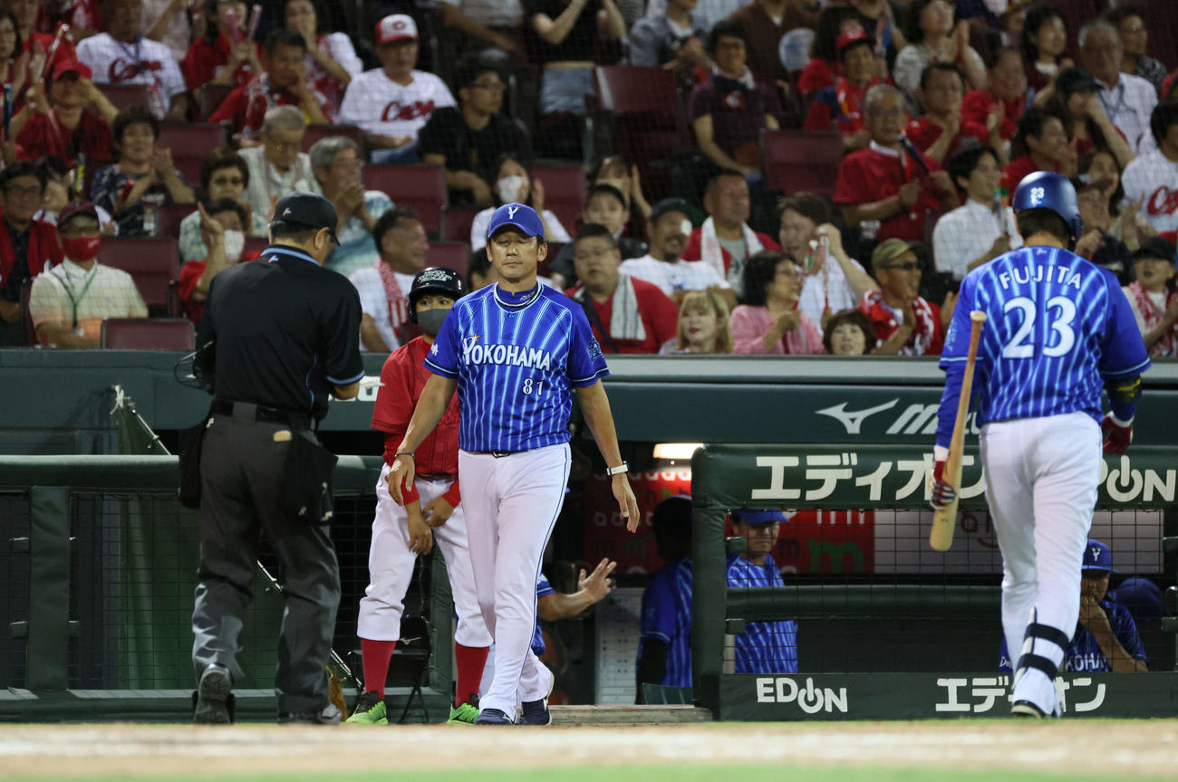 広島対DeNA 9回表終了時、交代を告げる三浦監督。右は三振に終わった代打の藤田（撮影・加藤孝規）