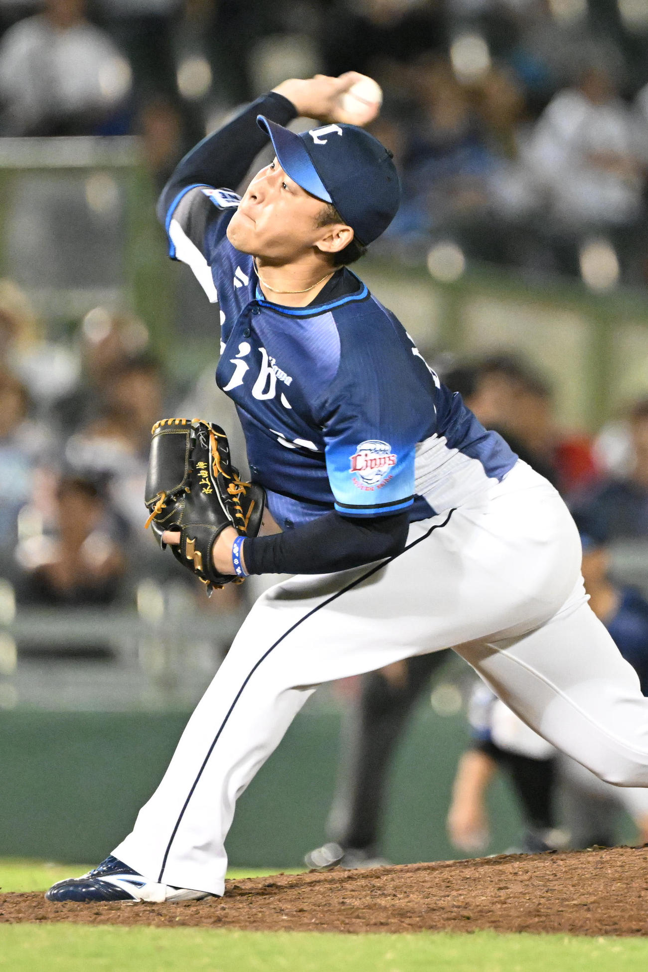 オリックス対西武　8回途中からマウンドにあがる西武水上（撮影・和賀正仁）