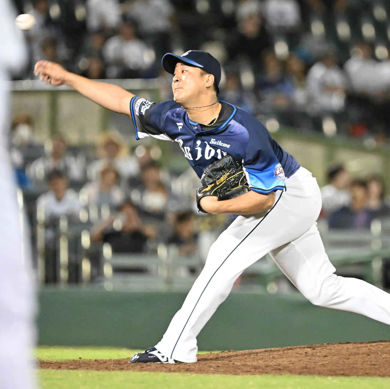 オリックス対西武　8回途中からマウンドにあがる西武水上（撮影・和賀正仁）